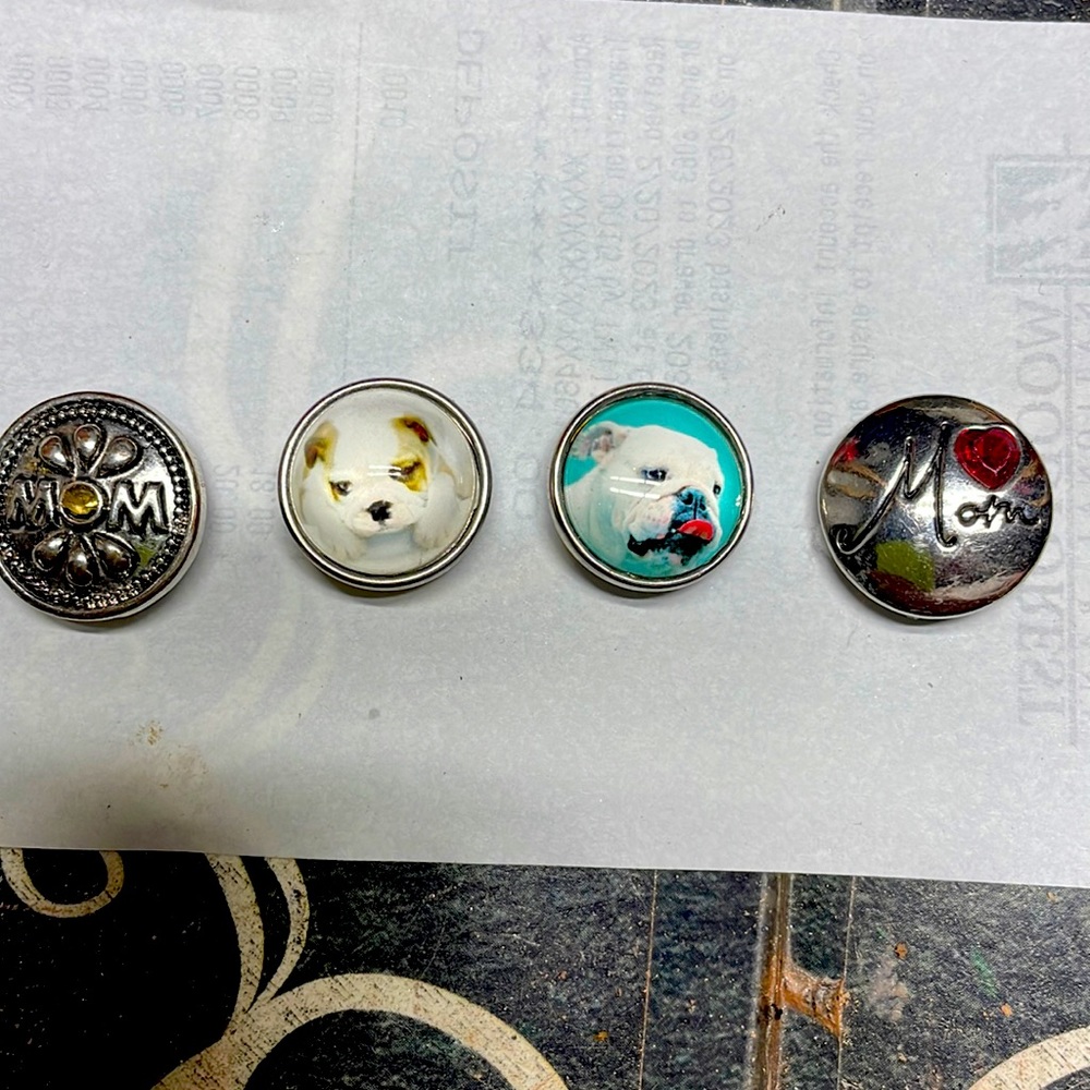 Two bulldog snap buttons and two Mom buttons